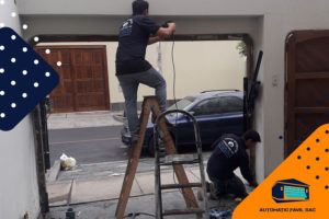 Cómo reparar una puerta de garaje